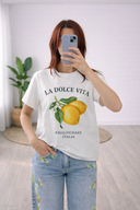 T-Shirt Maniche Corte Due Limoni con Scritta “La Dolce Vita”